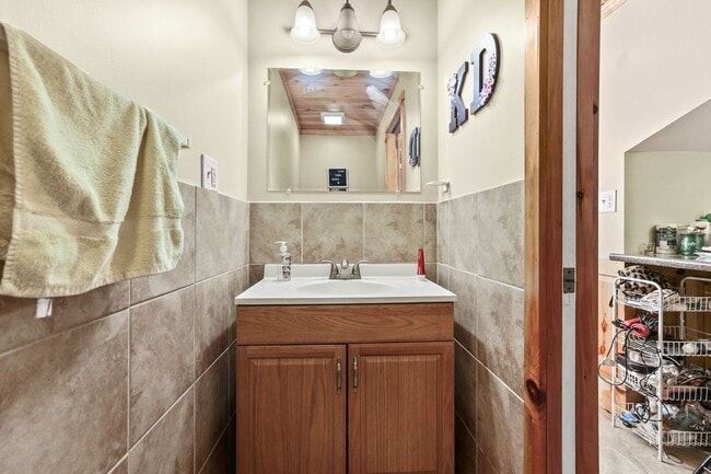 Building Photo - Spacious 7-Bedroom Home with Chalet Interior & Ample Parking – Ewing, NJ