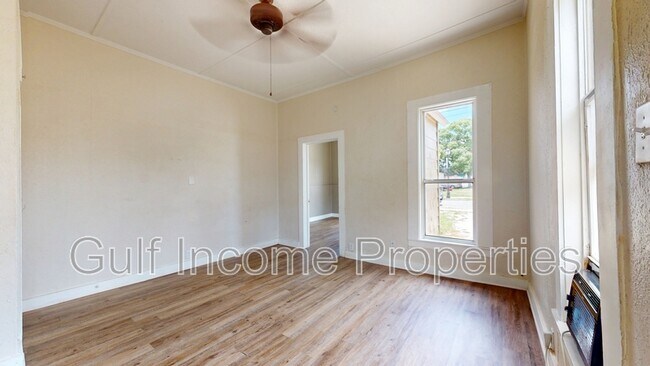 Building Photo - 1510 10th St W