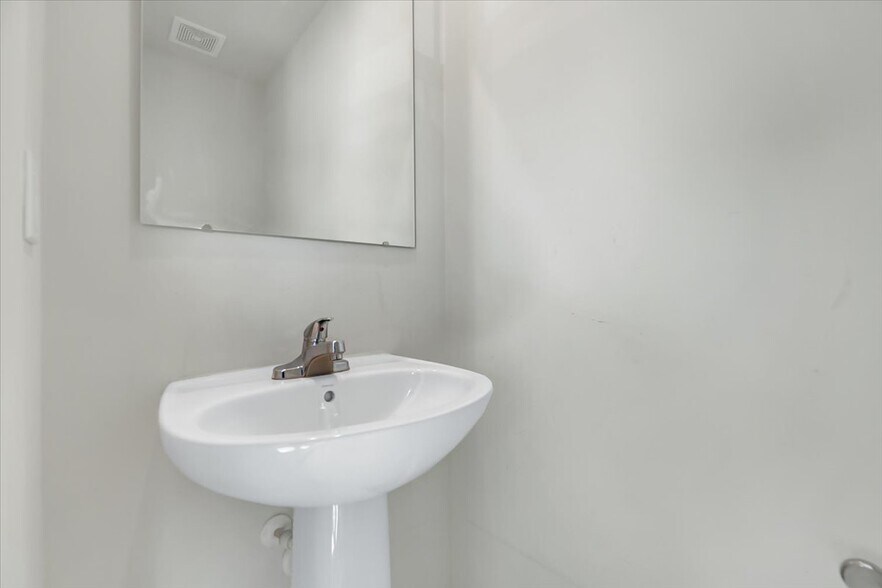 Building Photo - 5941 River Landing Dr