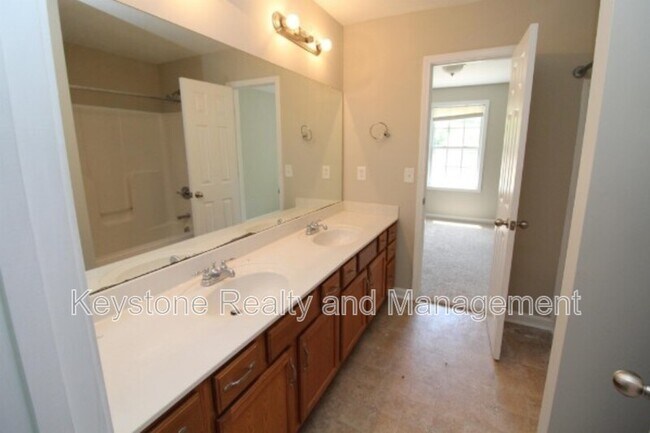 Building Photo - 938 Cumberland Dr