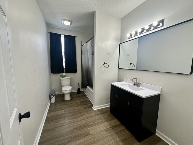 Building Photo - 49 S Lasalle St