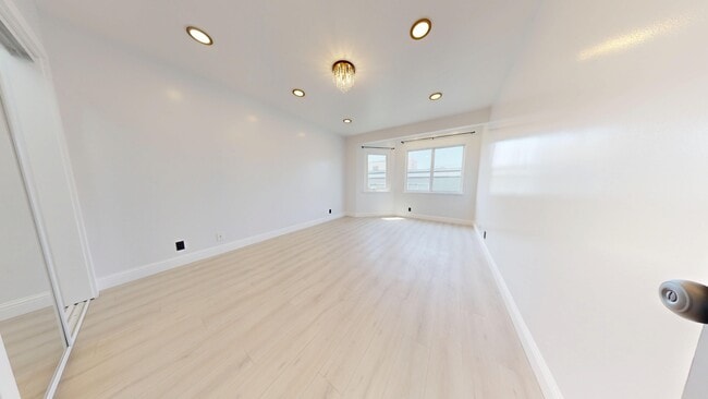 Building Photo - 711 La Playa St