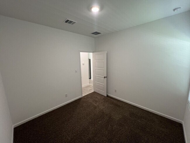 Building Photo - Charming 3 Bed, 2 Bath Home in Prime Locat...