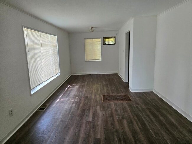 Building Photo - 2826 Oak Forest Dr