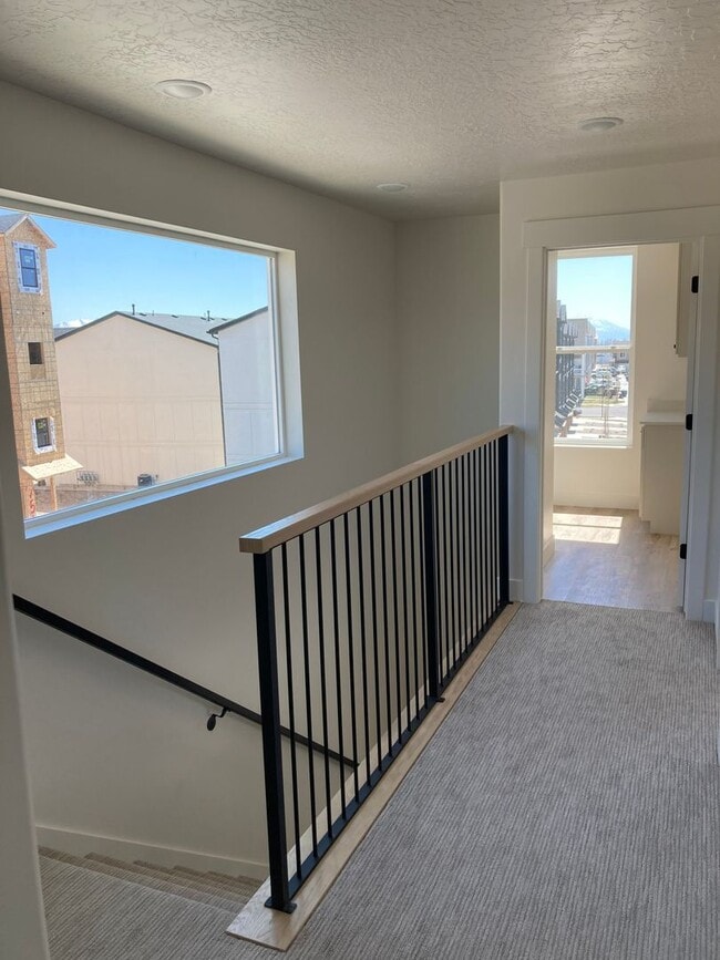 Building Photo - Townhome with Rooftop Balcony in Prime American Fork Location