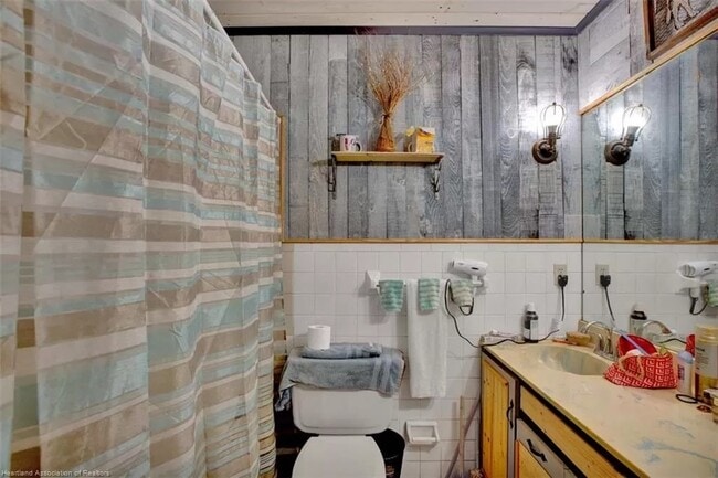 Bath - 1606 Churchill St