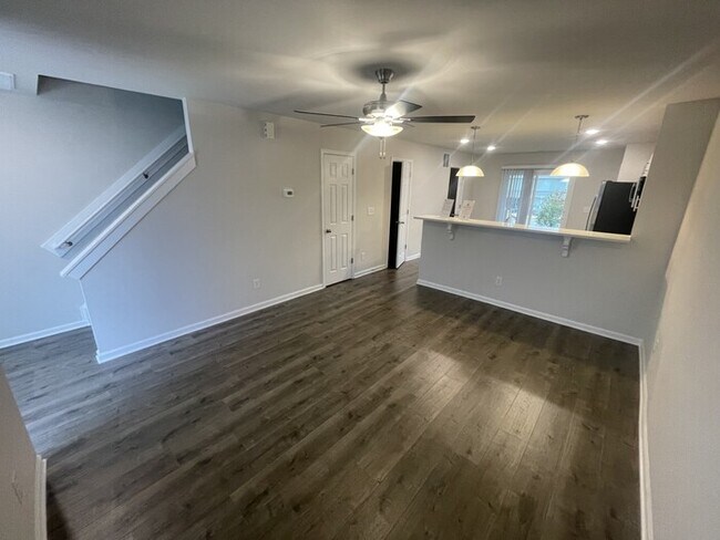Building Photo - 2 bd 2.5 ba Townhouse