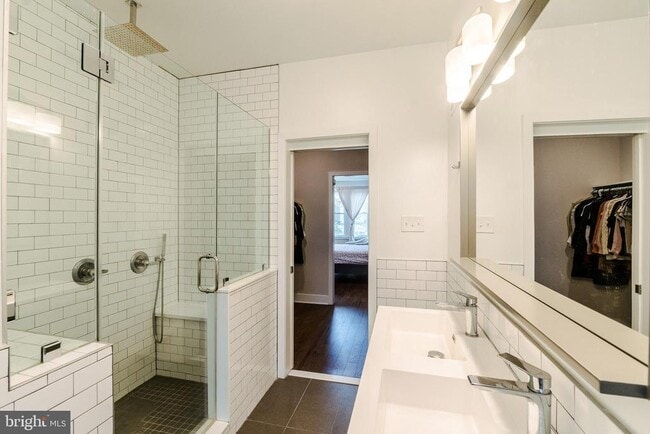 Building Photo - 4841 Larchwood Ave