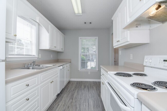 Building Photo - Updated 2 Bed 2 Bath Townhouse