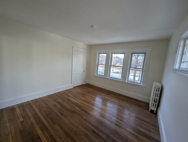 Building Photo - "Charming Duplex Living: Cozy 2-Bed, 1-Bat...