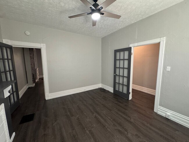Building Photo - Available NOW! 3 Bed 2 Full Bath Townhome ...