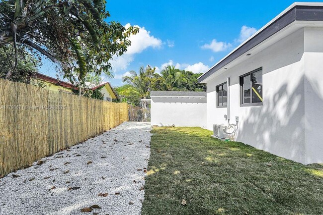 Building Photo - 3040 NW 13th Ave