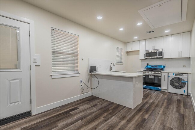Building Photo - 6003 De Moss Dr
