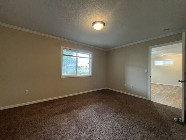 Building Photo - Spacious 904 Sq Ft Home in Bethany with Garage Parking, Washer/Dryer & Modern Kitchen Features
