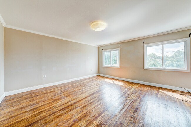 Building Photo - AVAILABLE AUGUST 2026 - Beautiful 3 Bedroom Home w/ OFF-STREET PARKING & Deck!