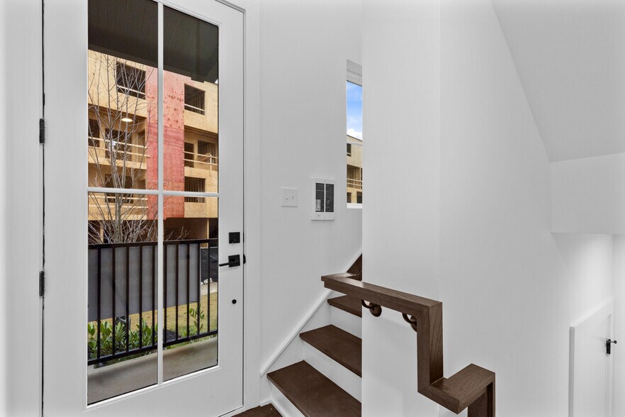 Building Photo - 201 New St