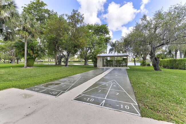 Building Photo - 2851 S Palm Aire Dr