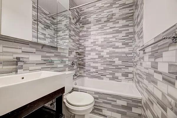 Building Photo - 410 E 13th St