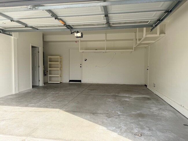 Building Photo - Amazing 5 bedroom home for rent in North Fontana