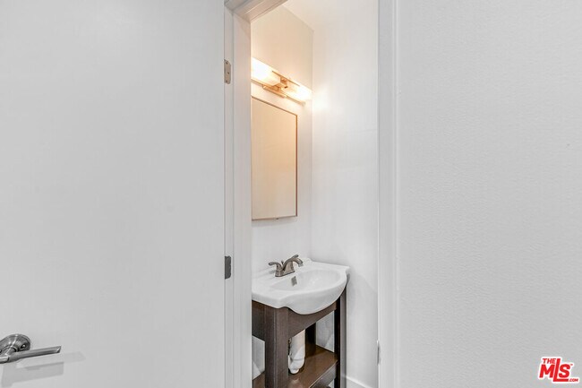 Building Photo - 1837 N La Brea Ave