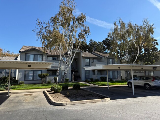 Building Photo - Parkview Condo close to shopping & Freeway!