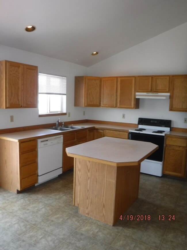 Building Photo - 3 Bedroom Home- Close to Parks and Schools!!- Dog Negotiable!!