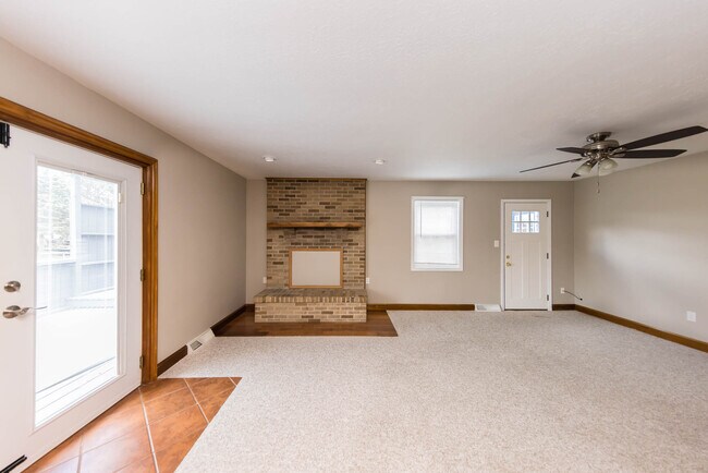 Building Photo - 229 Topaz Ln