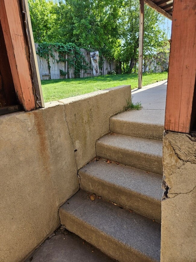 Building Photo - Spacious 4 Bed Bountiful Home | Central Location & Covered Parking