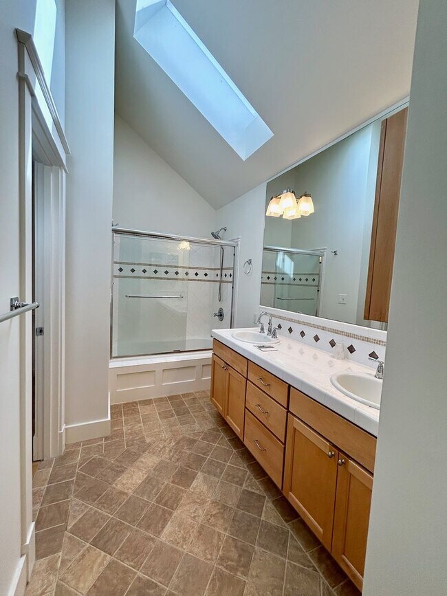Building Photo - Queen Anne Townhome