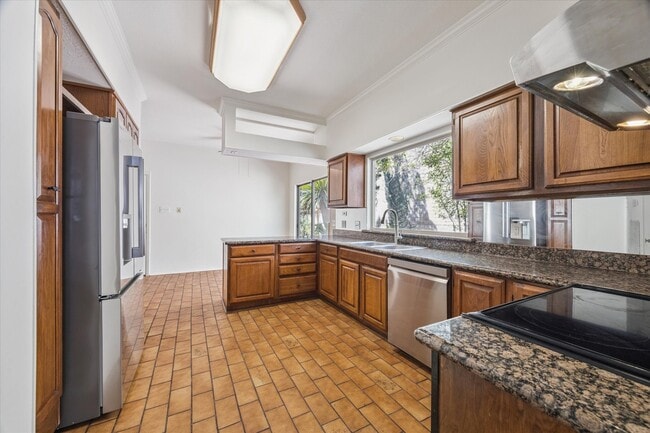 Building Photo - 2721 S Glen Haven Blvd