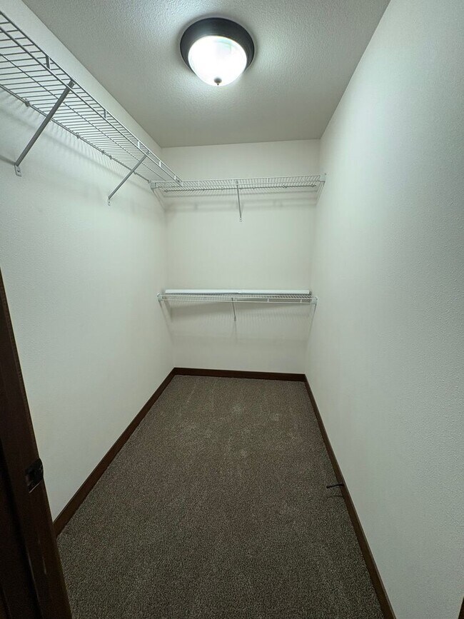 Building Photo - 588 Blue Karner Dr