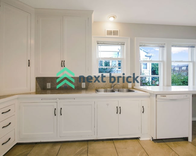 Building Photo - 4 Bed and 3 Bath Queen Anne Craftsman Hous...