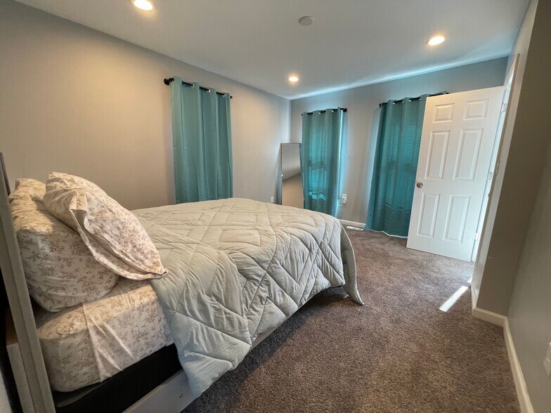 Building Photo - 1701 Spence St