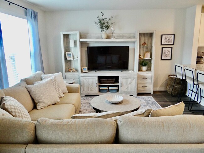 Primary Photo - 1 N Yaupon Dr