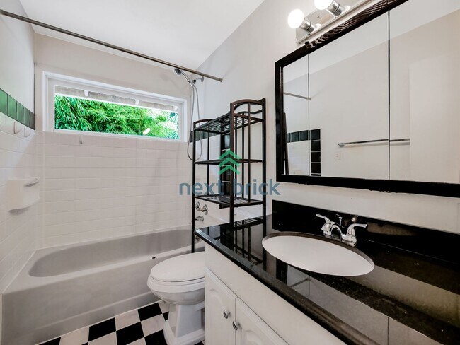 Building Photo - 3 Bed and 1 Bath Single-family Home is Ava...
