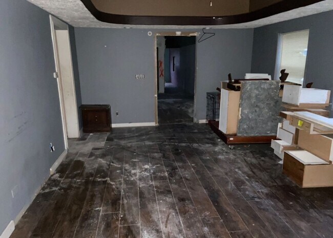 Building Photo - Large Yard & Garage! - $490 Month / $800 Down