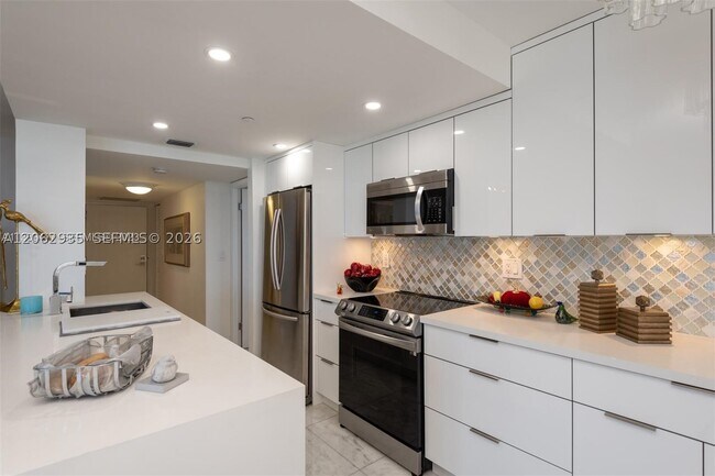 Building Photo - 2555 Collins Ave