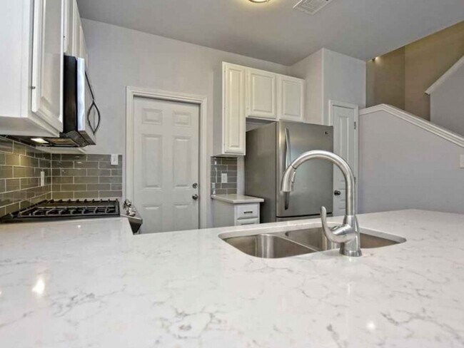 Building Photo - 3300 Forest Creek Dr