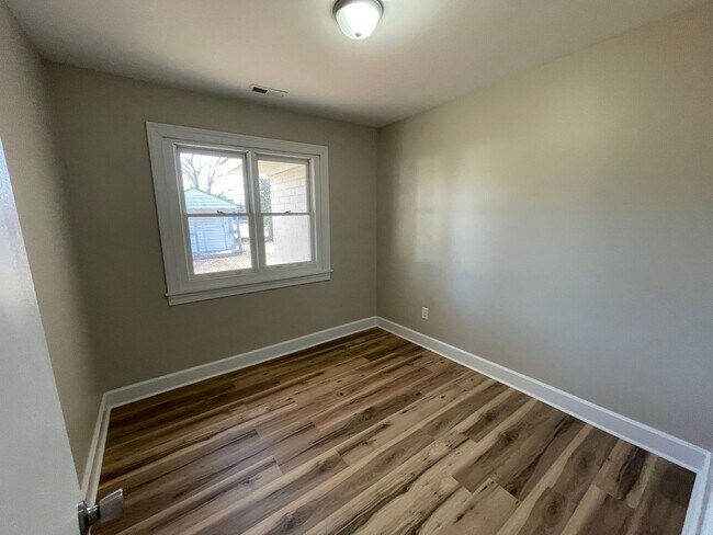 Building Photo - 108 N Saratoga St