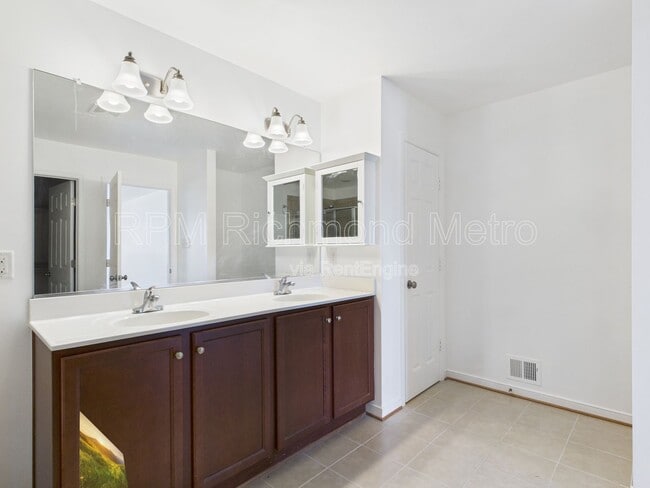 Building Photo - 656 Abbey Village Cir