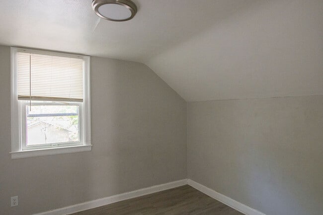 Building Photo - 331 Sandhurst Dr