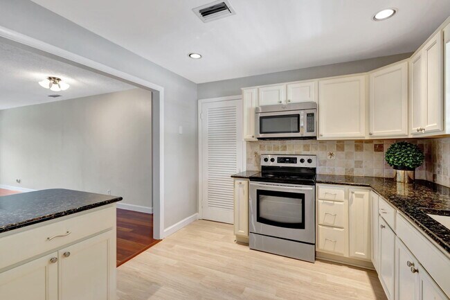 Building Photo - 10789 N Military Trl