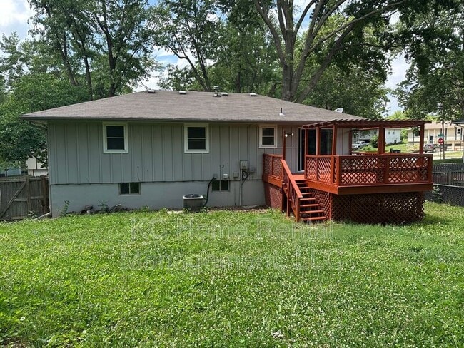 Building Photo - 424 NE Lakeview Dr