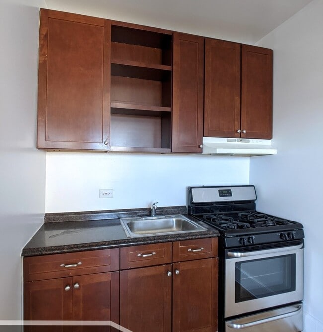 Building Photo - 2704 N Sawyer Ave