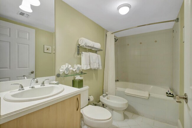 Building Photo - 2951 S Bayshore Dr