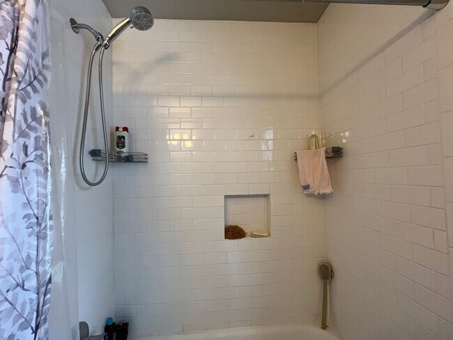 Building Photo - Beautifully renovated Midtown charmer