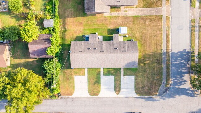 Building Photo - 9000 Woodbine Dr