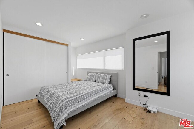 Building Photo - 866 S Wilton Pl