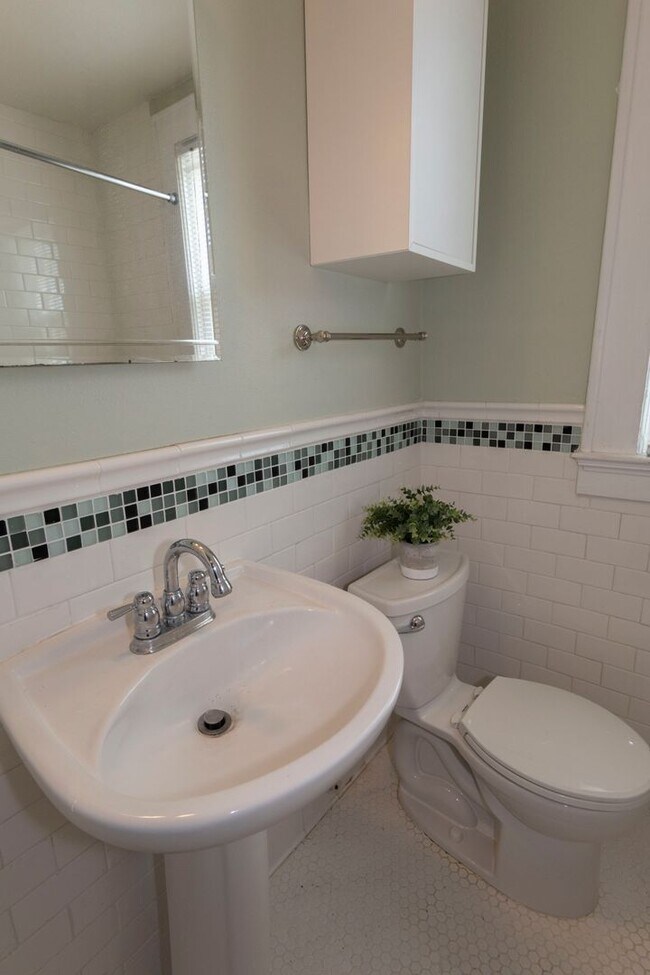 Building Photo - Charming Downtown Orlando 1/1 Corner Condo Near Lake Eola!