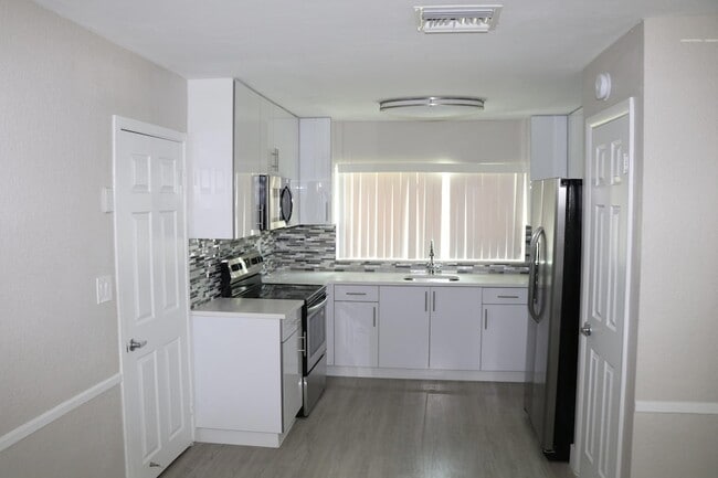 Building Photo - 323 Spanish River Blvd